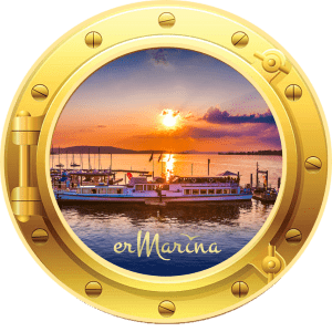 Kulinarischer Genuss auf dem Schiff - gemütlich und stilvoll auf der erMarina. Das Bild zeigt das Schiff im Hafen liegend bei Sonnenuntergang.