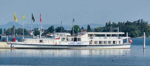 Take Away auf dem Schiff, erMarina mit Plakat Lake Away im Hafen Ermatingen, Bodensee