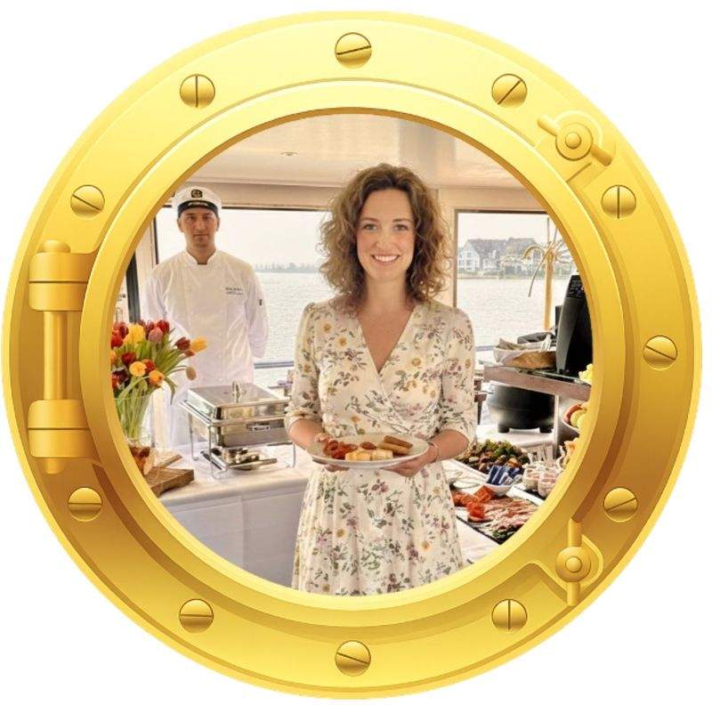 Ostern und Osterbrunch auf dem Schiff erMarina im Hafen Ermatingen - Genuss mit Aussicht Bullauge mit Frau am Osterbrunchbuffet, Matrosenkoch im Hintergrund