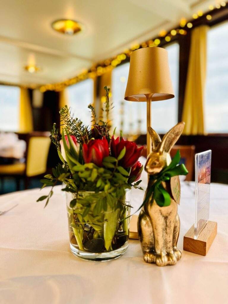 Ostern und Osterbrunch auf dem Schiff erMarina im Hafen Ermatingen - Genuss mit Aussicht Dekohase auf Tisch im Salon Achtern mit Tulpenstrauss