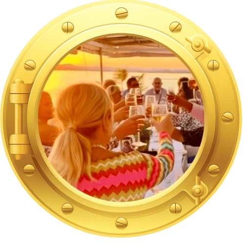 Veranstaltungen wie Muttertagsausfahrt, Oktoberfest, Seenachtsfest & Metzgete auf dem Eventschiff erMarina Bodensee Bullauge gold mit feiernden Gästen auf dem Deck, Sonnenuntergang